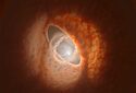 Смещение газопылевых дисков указало на планету в тройной звездной системе
