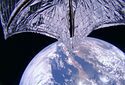 Орбиту аппарата впервые изменили с помощью солнечного паруса