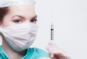 Великобритания одобрила вакцину AstraZeneca