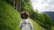 Времяпрепровождения среди деревьев связали с лучшим здоровьем мозга детей