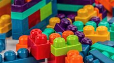 Детали конструктора LEGO начнут изготавливать из пластикового мусора