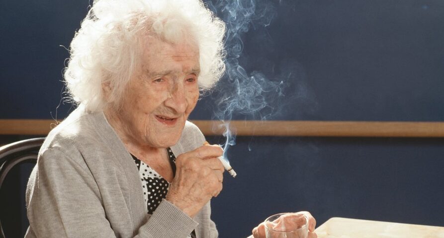 Жанна Кальман (1875–1997) в свой 117-й день рождения с вином и сигаретой
